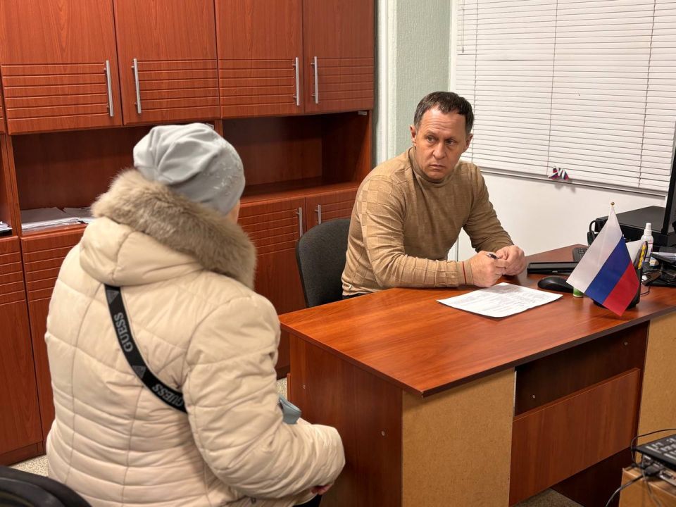 Александр Пеняев: Главными темами очередного личного приема, который провел совместно с своим заместителем Артемом Поликарповым в администрации округа, стали ремонт и восстановление жилья Александр Пеняев: Главными темами очередного личного приема, который провел совместно с своим заместителем Артемом Поликарповым в администрации округа, стали ремонт и восстановление жилья