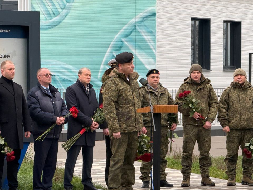 В Мариупольском филиале Нахимовского военно-морского училища состоялось торжественное открытие бюста генерал-майора Михаила Евгеньевича Гудкова В Мариупольском филиале Нахимовского военно-морского училища состоялось торжественное открытие бюста генерал-майора Михаила Евгеньевича Гудкова