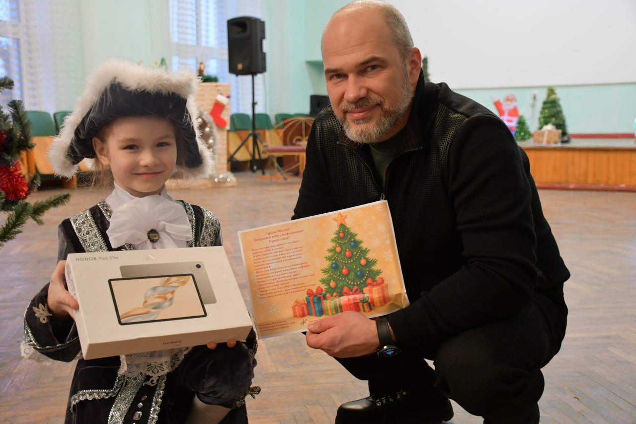 Под Новый год, когда воздух наполнен ожиданием чуда, мечты юных жителей Дебальцево стали реальностью благодаря Всероссийской акции «Ёлка желаний»