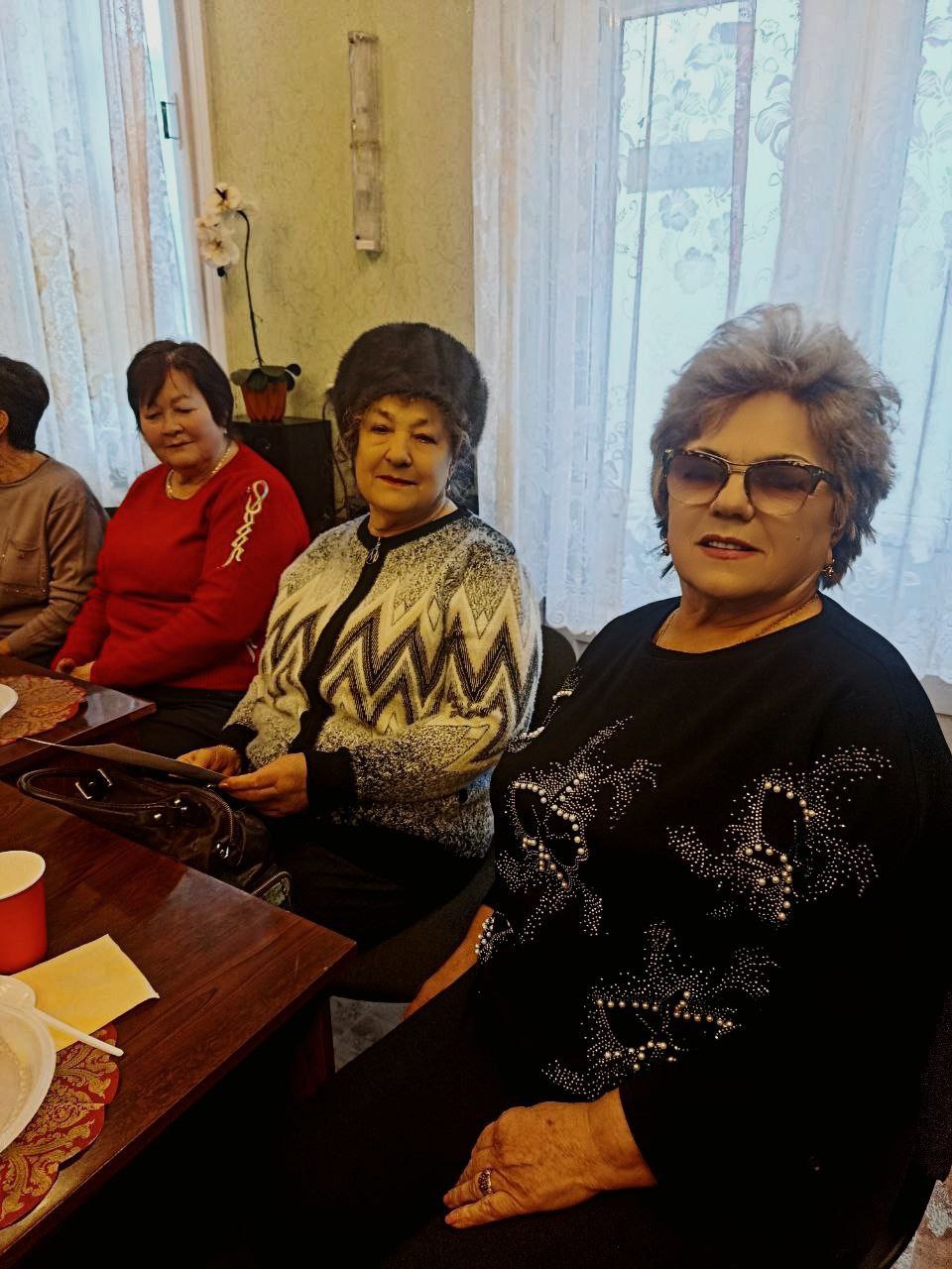 Сила единства: Вручение благодарственных писем и подарков активистам города Тореза Сила единства: Вручение благодарственных писем и подарков активистам города Тореза