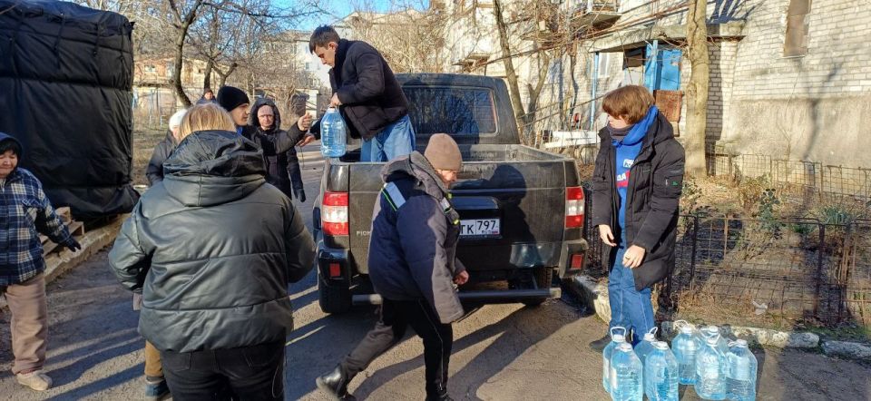 Валентин Левченко: Совместно с заместителем главы администрации городского округа Донецк Тимуром Артеменко, следуя доброй традиции, которая сложилась в этом году, в очередной раз посетили жителей поселка Донецк-Северный Валентин Левченко: Совместно с заместителем главы администрации городского округа Донецк Тимуром Артеменко, следуя доброй традиции, которая сложилась в этом году, в очередной раз посетили жителей поселка Донецк-Северный