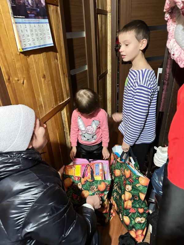 Семья председателя регионального отделения ООГО «Ассамблея народов России» ДНР Виктории Романюк уже пятый год подряд 19 декабря в День Николая Чудотворца дарит подарки детям с ограниченными возможностями здоровья Семья председателя регионального отделения ООГО «Ассамблея народов России» ДНР Виктории Романюк уже пятый год подряд 19 декабря в День Николая Чудотворца дарит подарки детям с ограниченными возможностями здоровья