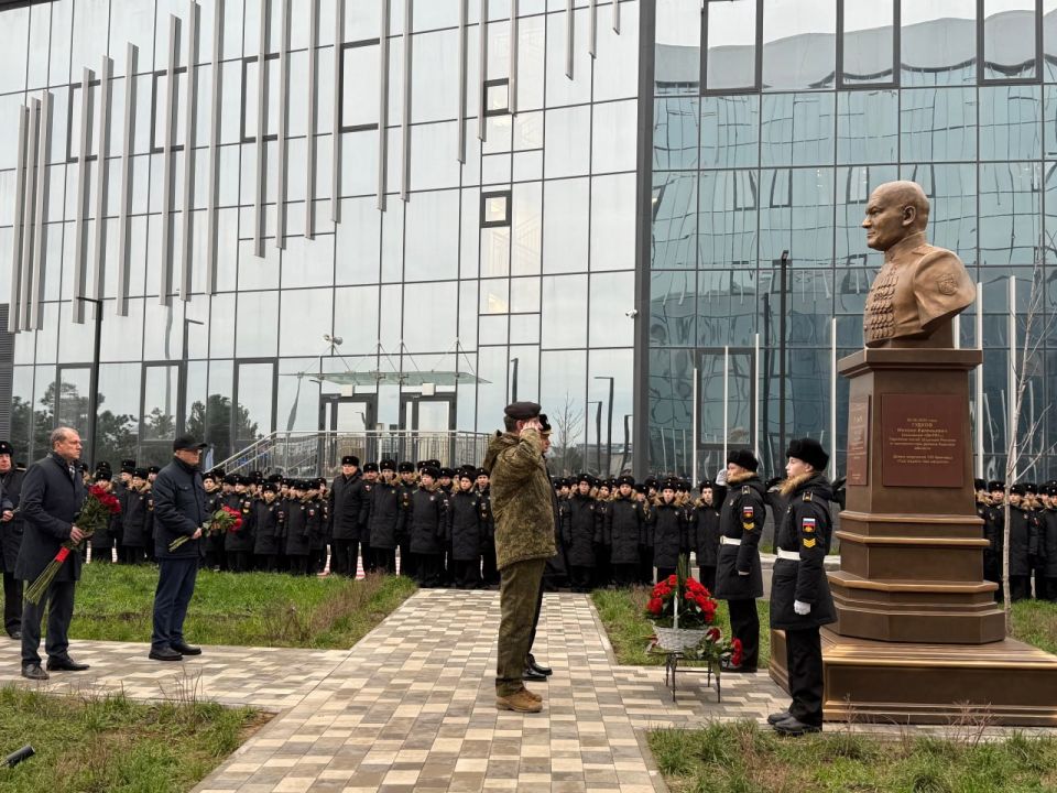 В Мариупольском филиале Нахимовского военно-морского училища состоялось торжественное открытие бюста генерал-майора Михаила Евгеньевича Гудкова В Мариупольском филиале Нахимовского военно-морского училища состоялось торжественное открытие бюста генерал-майора Михаила Евгеньевича Гудкова