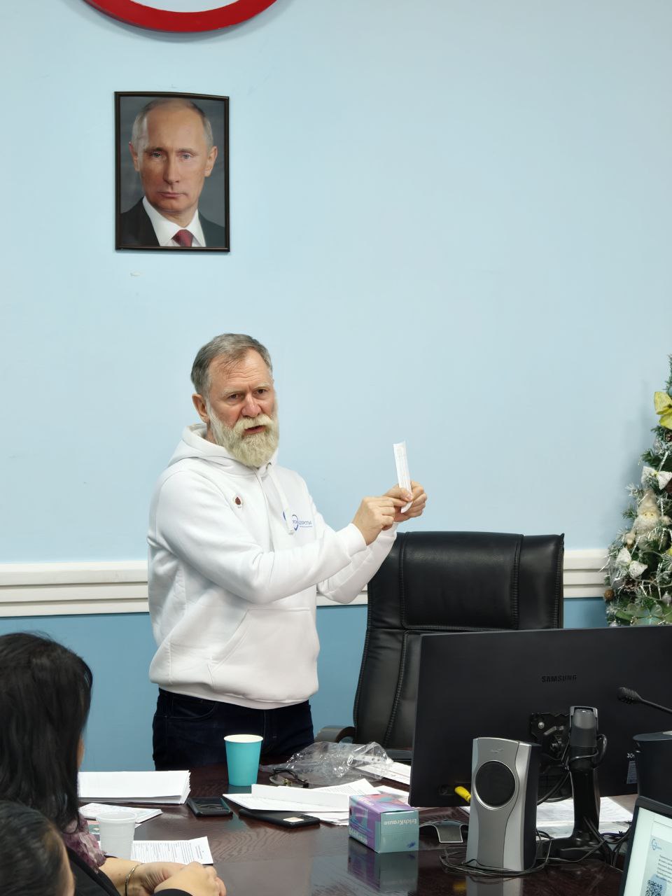 24 декабря в управлении ФГУП «Железные дороги Новороссии» состоялась встреча коллектива с Виктором Андроновым – руководителем благотворительного фонда «Энергия Жизни» из Санкт-Петербурга, почетным донором, внесенным в Книгу... 24 декабря в управлении ФГУП «Железные дороги Новороссии» состоялась встреча коллектива с Виктором Андроновым – руководителем благотворительного фонда «Энергия Жизни» из Санкт-Петербурга, почетным донором, внесенным в Книгу...