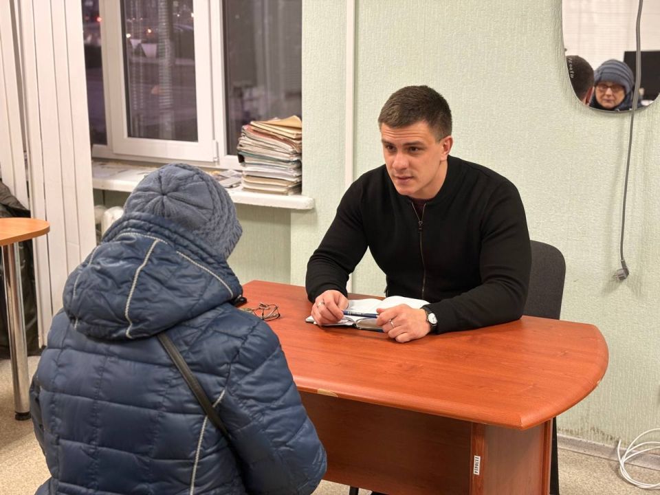 Александр Пеняев: Главными темами очередного личного приема, который провел совместно с своим заместителем Артемом Поликарповым в администрации округа, стали ремонт и восстановление жилья Александр Пеняев: Главными темами очередного личного приема, который провел совместно с своим заместителем Артемом Поликарповым в администрации округа, стали ремонт и восстановление жилья