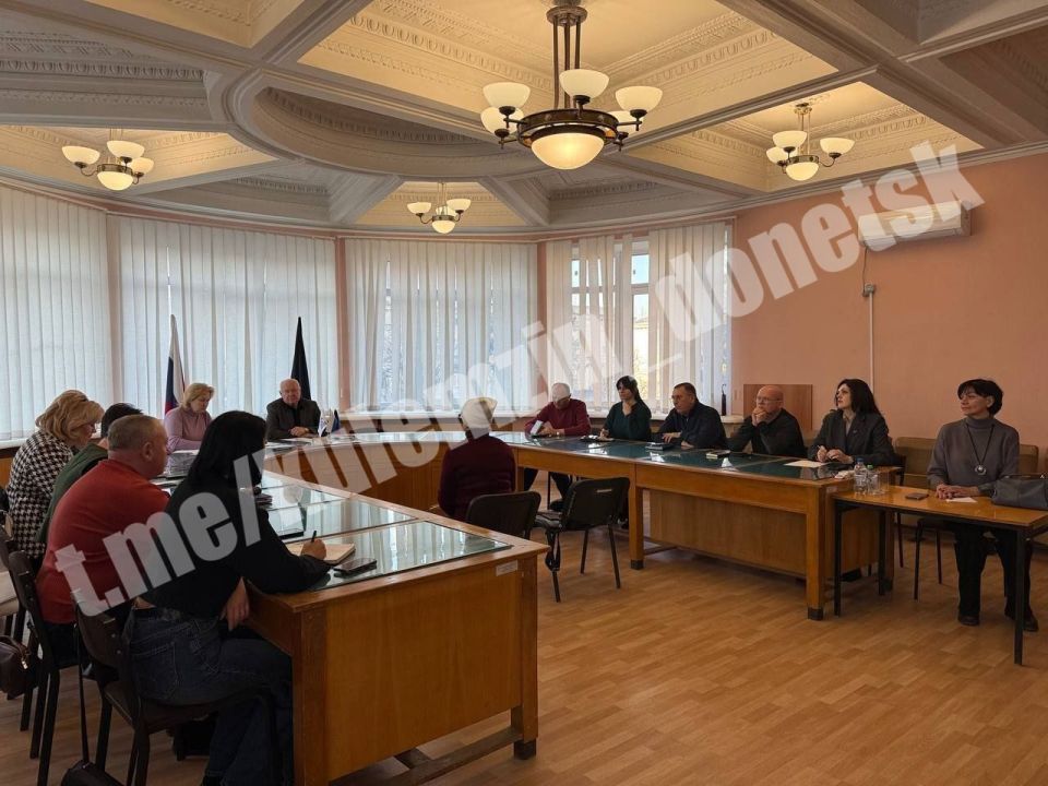 Сегодня советник главы администрации городского округа Донецк провёл приём граждан в общественной приёмной Донецкого городского местного отделения партии «Единая Россия» Сегодня советник главы администрации городского округа Донецк провёл приём граждан в общественной приёмной Донецкого городского местного отделения партии «Единая Россия»
