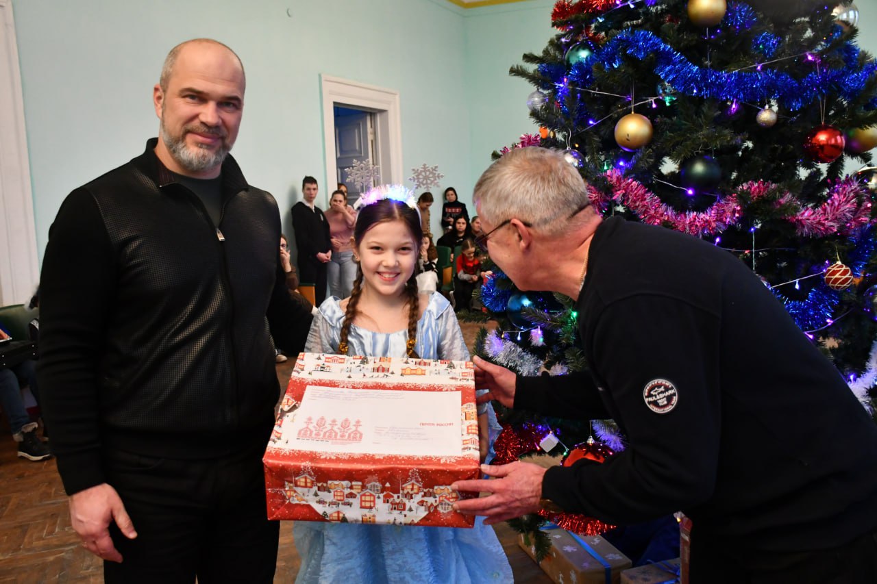 Под Новый год, когда воздух наполнен ожиданием чуда, мечты юных жителей Дебальцево стали реальностью благодаря Всероссийской акции «Ёлка желаний» Под Новый год, когда воздух наполнен ожиданием чуда, мечты юных жителей Дебальцево стали реальностью благодаря Всероссийской акции «Ёлка желаний»