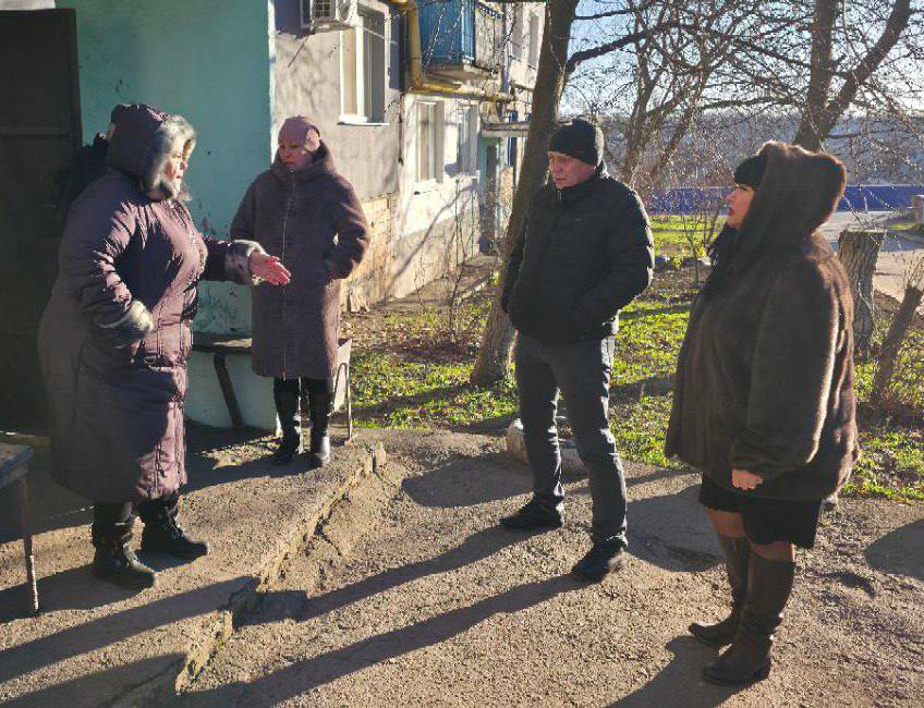 Замглавы администрации Снежного ответил на вопросы жителей ул. Кирова Замглавы администрации Снежного ответил на вопросы жителей ул. Кирова