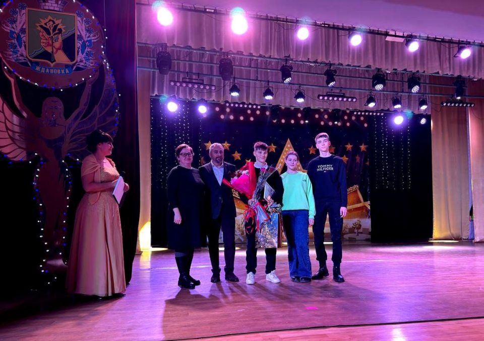 В Ждановке прошел городской конкурс «Признание-2025» В Ждановке прошел городской конкурс «Признание-2025»