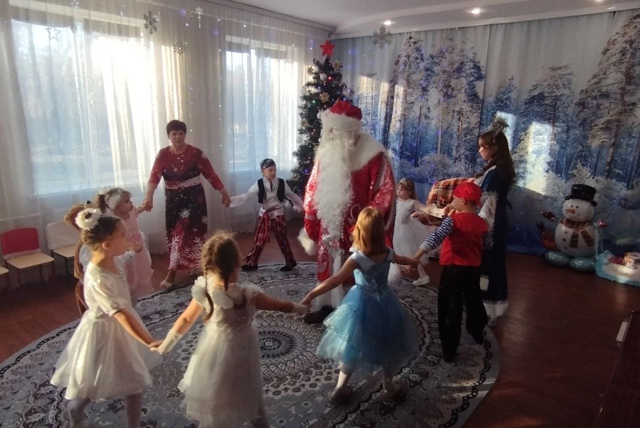 Сегодня, 25 декабря в ГКДОУ «Детский сад №4 «Сказка» г.о. Дебальцево» ДНР (воспитатель Строганова С.В.) в логопедической подготовительной группе прошел сказочный новогодний утренник «Снегурочка – несмеяна!» Сегодня, 25 декабря в ГКДОУ «Детский сад №4 «Сказка» г.о. Дебальцево» ДНР (воспитатель Строганова С.В.) в логопедической подготовительной группе прошел сказочный новогодний утренник «Снегурочка – несмеяна!»