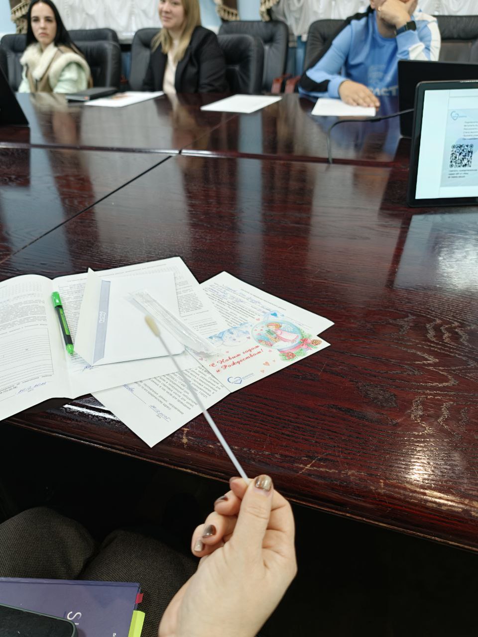 24 декабря в управлении ФГУП «Железные дороги Новороссии» состоялась встреча коллектива с Виктором Андроновым – руководителем благотворительного фонда «Энергия Жизни» из Санкт-Петербурга, почетным донором, внесенным в Книгу... 24 декабря в управлении ФГУП «Железные дороги Новороссии» состоялась встреча коллектива с Виктором Андроновым – руководителем благотворительного фонда «Энергия Жизни» из Санкт-Петербурга, почетным донором, внесенным в Книгу...