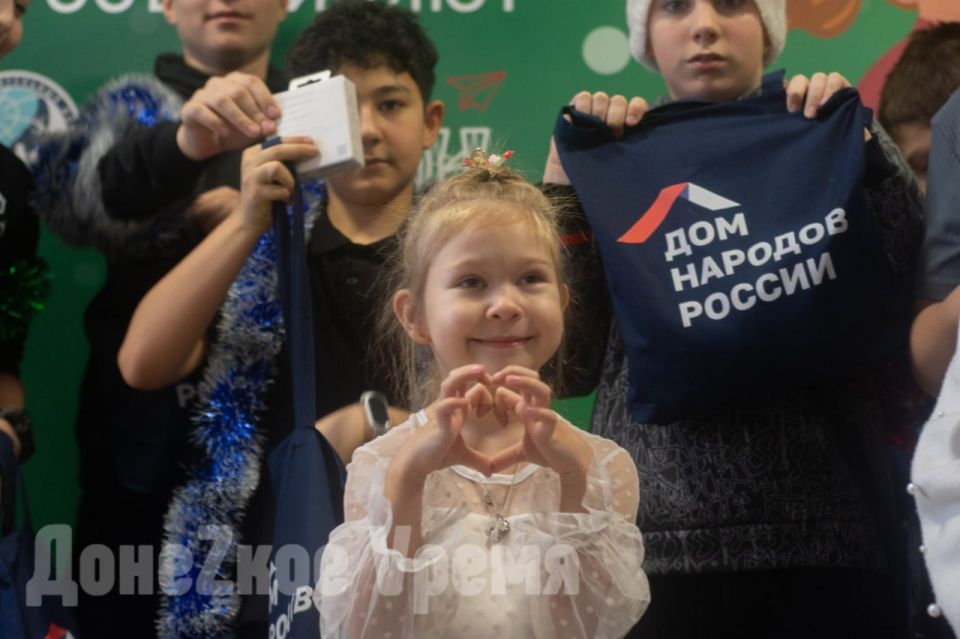 “Настоящее нужно возвращать к истокам”: “Елку ценностей” в ДНР посетил Иван Охлобыстин и другие почетные гости “Настоящее нужно возвращать к истокам”: “Елку ценностей” в ДНР посетил Иван Охлобыстин и другие почетные гости