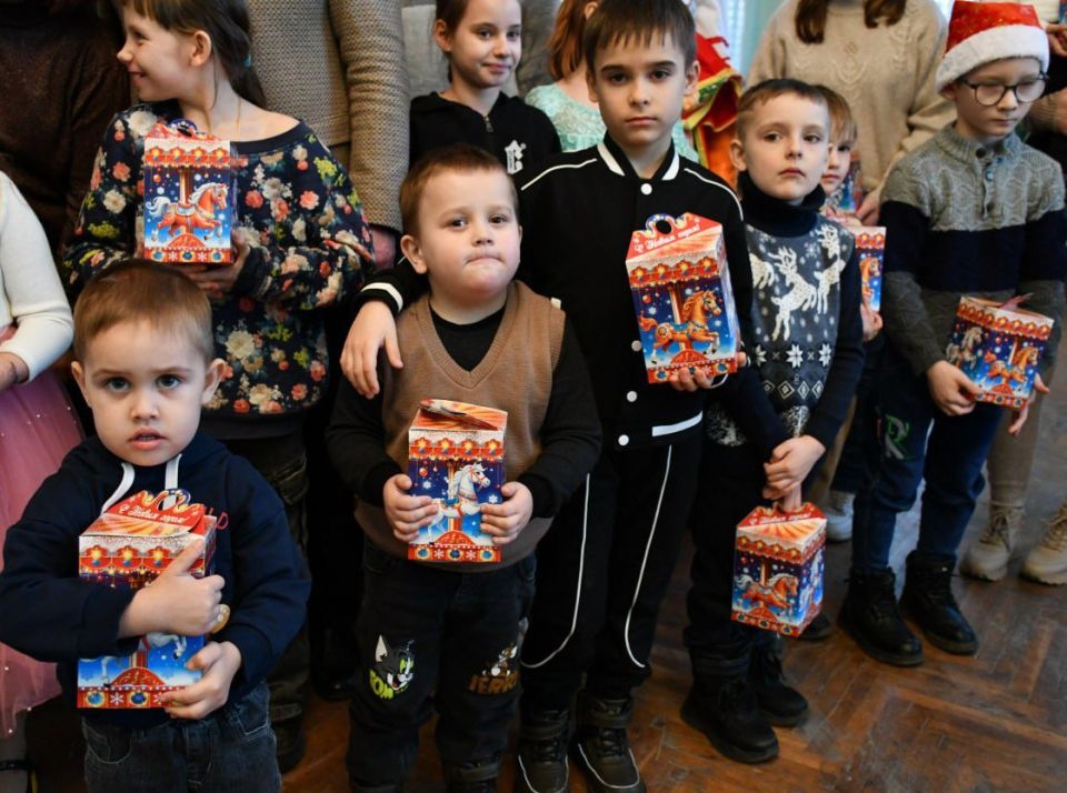 В Дебальцевской школе искусств сегодня царила атмосфера настоящего волшебства! Для ребят из семей, нуждающихся в особой поддержке, по партийному проекту "Крепкая семья" был организован незабываемый новогодний праздник В Дебальцевской школе искусств сегодня царила атмосфера настоящего волшебства! Для ребят из семей, нуждающихся в особой поддержке, по партийному проекту "Крепкая семья" был организован незабываемый новогодний праздник