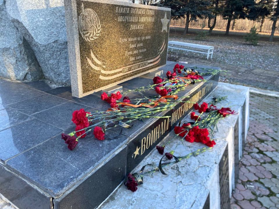 Евгений Поплавский: 25 декабря, в день 46-й годовщины ввода советских войск в Афганистан, у подножия памятника «Погибшим воинам-интернационалистам» состоялась торжественная церемония возложения цветов Евгений Поплавский: 25 декабря, в день 46-й годовщины ввода советских войск в Афганистан, у подножия памятника «Погибшим воинам-интернационалистам» состоялась торжественная церемония возложения цветов