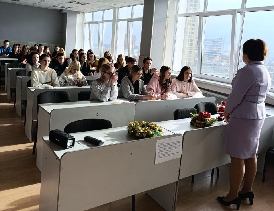 Первокурсники и старшеклассники встретились на совместном празднике ФИЯ Первокурсники и старшеклассники встретились на совместном празднике ФИЯ