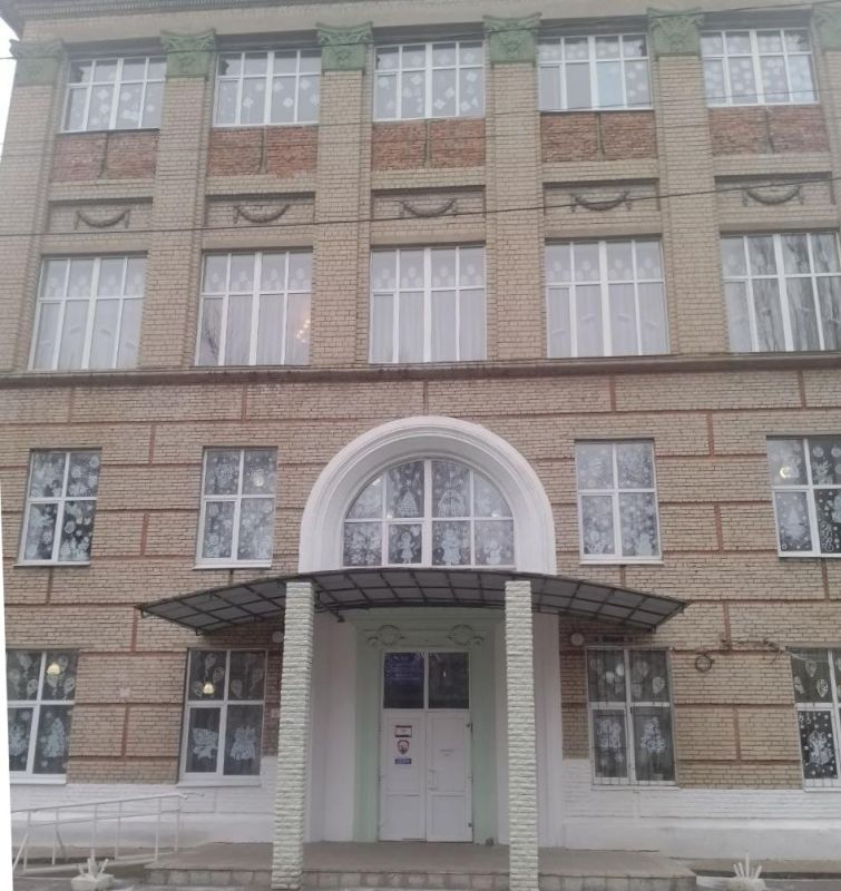 Ждановка встречает Новый год: городские окна засияли праздничными узорами! Ждановка встречает Новый год: городские окна засияли праздничными узорами!