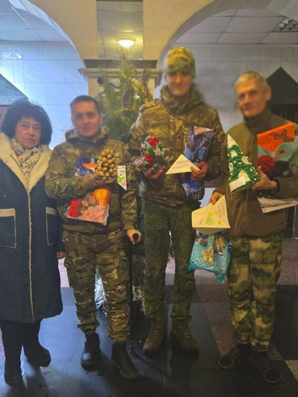 Сегодня заместитель руководителя Управы Ворошиловского внутригородского района и председатель совета ветеранов Ворошиловского района поздравили действующих военнослужащих с наступающим Новым годом! Сегодня заместитель руководителя Управы Ворошиловского внутригородского района и председатель совета ветеранов Ворошиловского района поздравили действующих военнослужащих с наступающим Новым годом!