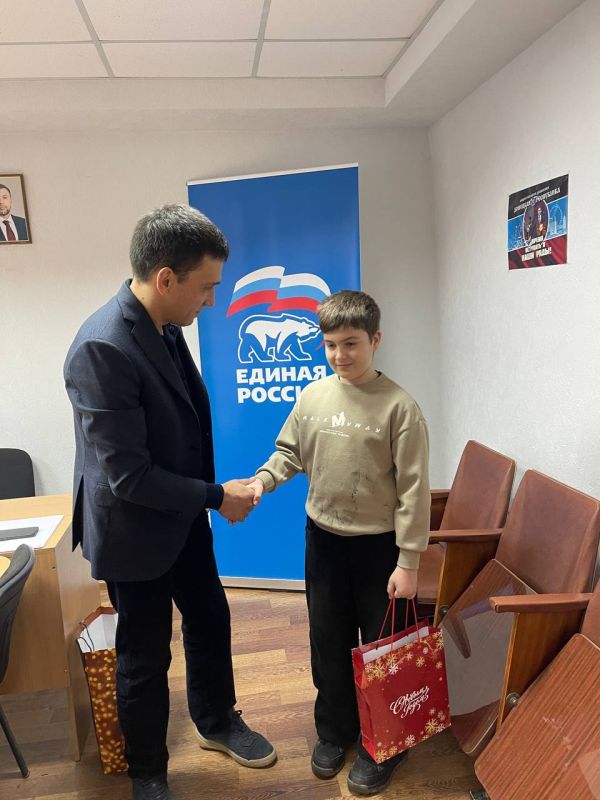 Денис Машков: Сегодня, в городе Горловка, я имел честь встретиться с замечательным школьником Тимофеем и поздравить его с наступающим Новым годом! Денис Машков: Сегодня, в городе Горловка, я имел честь встретиться с замечательным школьником Тимофеем и поздравить его с наступающим Новым годом!