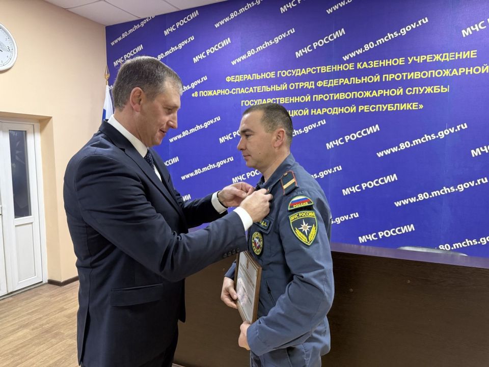 Глава Шахтерского округа встретился с коллективом пожарно-спасательного отряда Глава Шахтерского округа встретился с коллективом пожарно-спасательного отряда