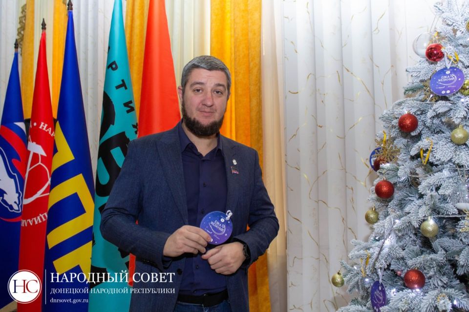Депутаты Народного Совета принимают участие во Всероссийской благотворительной акции «Елка желаний» Депутаты Народного Совета принимают участие во Всероссийской благотворительной акции «Елка желаний»