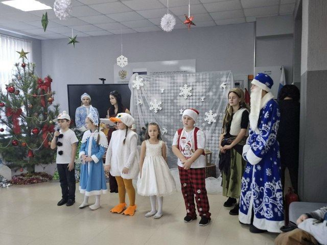 Первые новогодние утренники в Мангушской школе №1 Первые новогодние утренники в Мангушской школе №1
