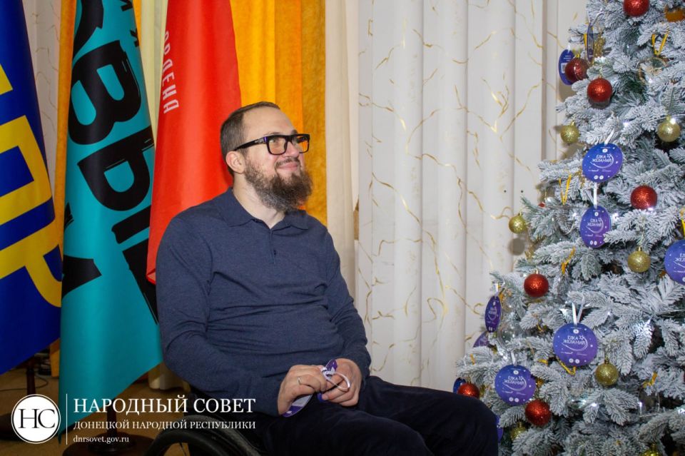 Депутаты Народного Совета принимают участие во Всероссийской благотворительной акции «Елка желаний» Депутаты Народного Совета принимают участие во Всероссийской благотворительной акции «Елка желаний»