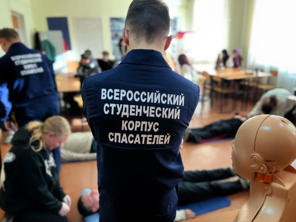 Героем может стать каждый. 25 декабря во всех школах, техникумах и колледжах Республики прошёл единый классный час, который доказал: герои живут среди нас Героем может стать каждый. 25 декабря во всех школах, техникумах и колледжах Республики прошёл единый классный час, который доказал: герои живут среди нас
