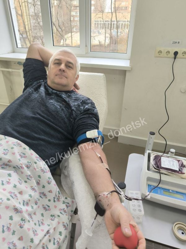 Алексей Кулемзин: В рамках партийного проекта «Здоровое будущее» Донецкие активисты партии «Единая Россия» присоединились к акции «Сдай кровь - спаси жизнь» Алексей Кулемзин: В рамках партийного проекта «Здоровое будущее» Донецкие активисты партии «Единая Россия» присоединились к акции «Сдай кровь - спаси жизнь»