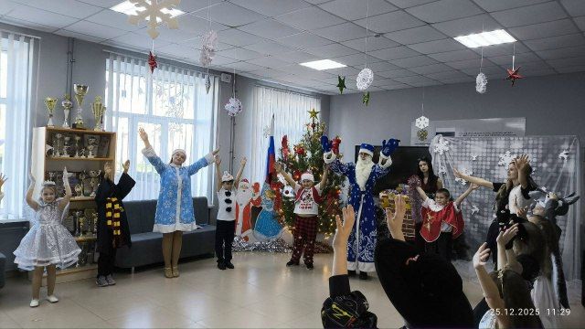 Первые новогодние утренники в Мангушской школе №1 Первые новогодние утренники в Мангушской школе №1