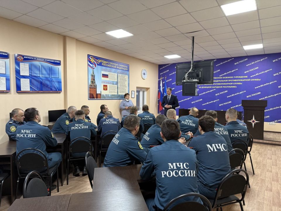 Глава Шахтерского округа встретился с коллективом пожарно-спасательного отряда Глава Шахтерского округа встретился с коллективом пожарно-спасательного отряда