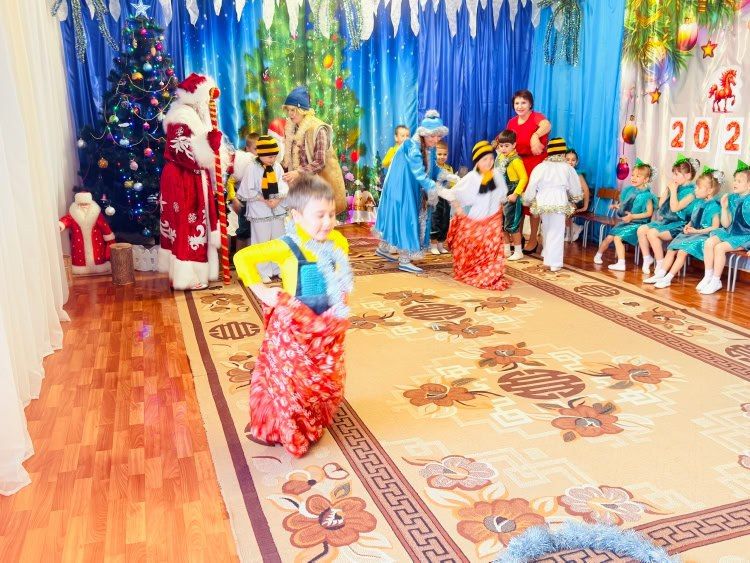 Новогодний праздник в детском саду Новогодний праздник в детском саду