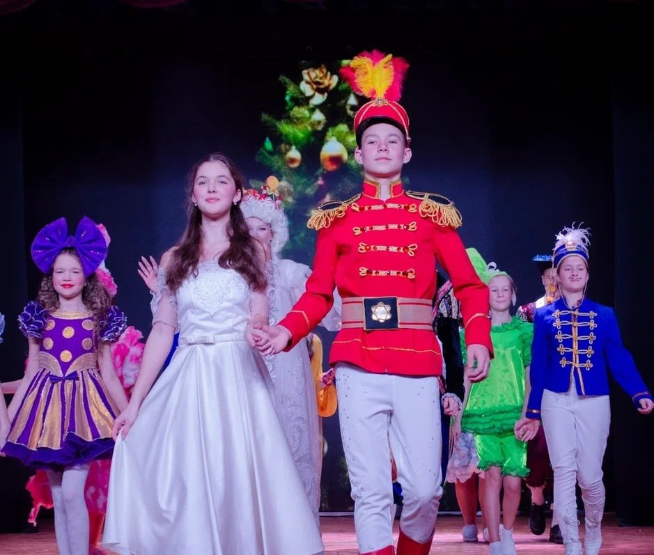 В преддверии новогодних праздников в Донецком Республиканском Дворце детского и юношеского творчества состоялась премьера спектакля знаменитой сказки Э.Т.А. Гофмана «Щелкунчик и Мышиный король» в исполнении юных актёров...