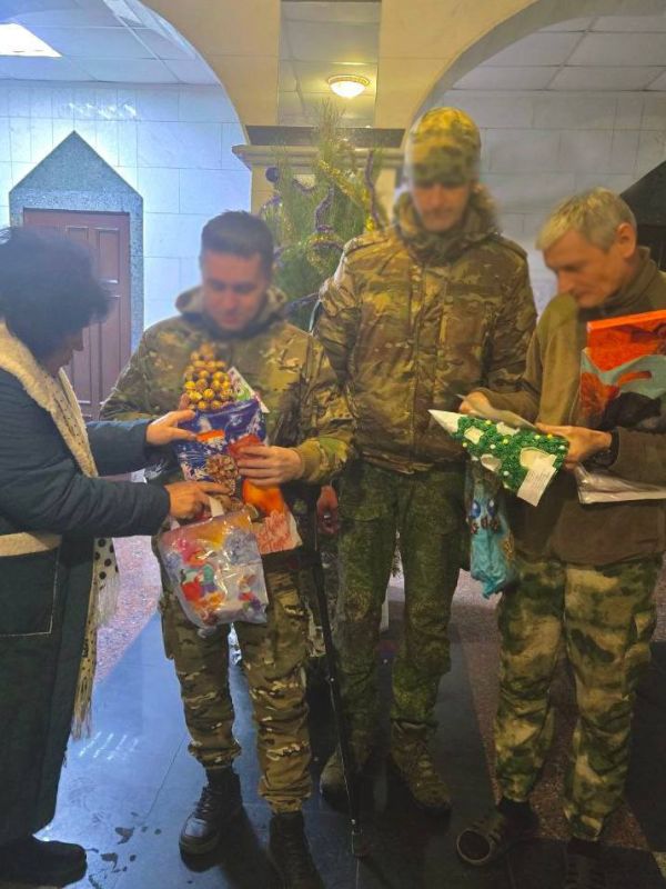 Сегодня заместитель руководителя Управы Ворошиловского внутригородского района и председатель совета ветеранов Ворошиловского района поздравили действующих военнослужащих с наступающим Новым годом! Сегодня заместитель руководителя Управы Ворошиловского внутригородского района и председатель совета ветеранов Ворошиловского района поздравили действующих военнослужащих с наступающим Новым годом!