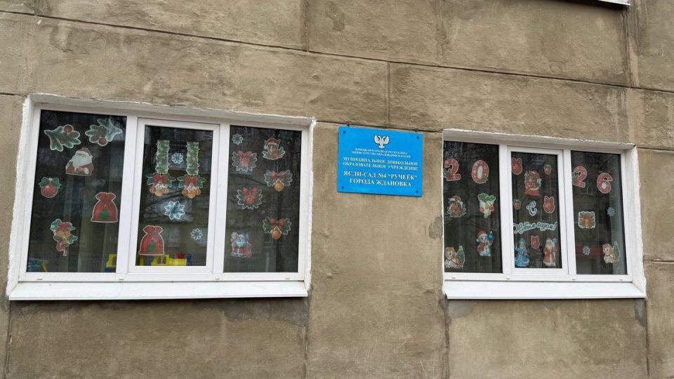 Ждановка встречает Новый год: городские окна засияли праздничными узорами! Ждановка встречает Новый год: городские окна засияли праздничными узорами!