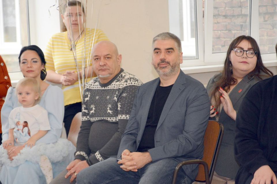 Алексей Дорофеев: Знаете, иногда новогоднее настроение ищешь повсюду, а находишь его там, где совсем не ждал - в школьном актовом зале Алексей Дорофеев: Знаете, иногда новогоднее настроение ищешь повсюду, а находишь его там, где совсем не ждал - в школьном актовом зале