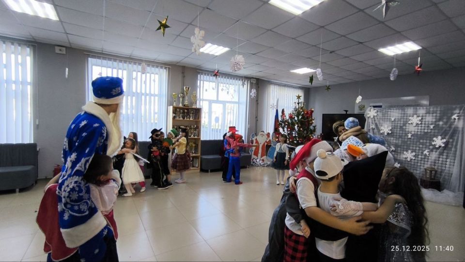 Первые новогодние утренники в Мангушской школе №1 Первые новогодние утренники в Мангушской школе №1