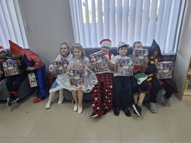 Первые новогодние утренники в Мангушской школе №1 Первые новогодние утренники в Мангушской школе №1