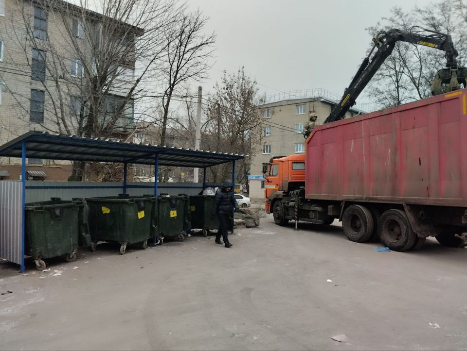 Сегодня, 19 декабря с целью приведения территории в надлежащее санитарное состояние выполнены работы по вывозу крупногабаритных накоплений мусора на контейнерных площадках по адресам: ул. 4й участок, д. 13; ул. Ленина, д.... Сегодня, 19 декабря с целью приведения территории в надлежащее санитарное состояние выполнены работы по вывозу крупногабаритных накоплений мусора на контейнерных площадках по адресам: ул. 4й участок, д. 13; ул. Ленина, д....
