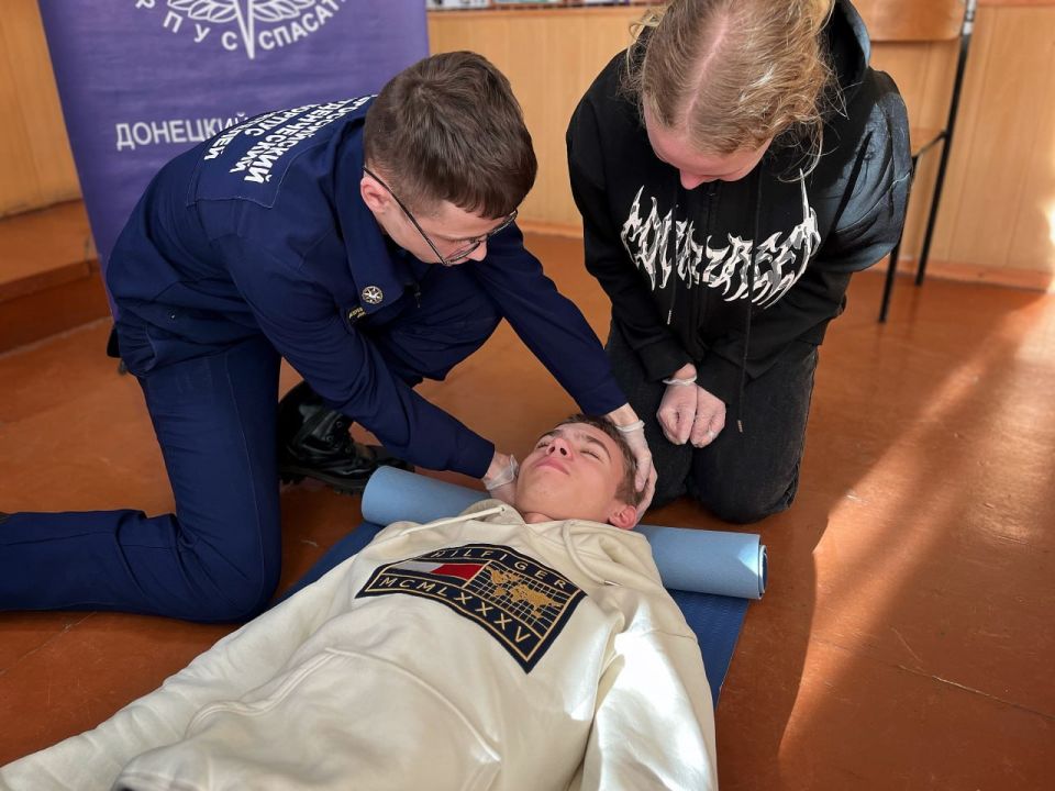 Героем может стать каждый. 25 декабря во всех школах, техникумах и колледжах Республики прошёл единый классный час, который доказал: герои живут среди нас Героем может стать каждый. 25 декабря во всех школах, техникумах и колледжах Республики прошёл единый классный час, который доказал: герои живут среди нас