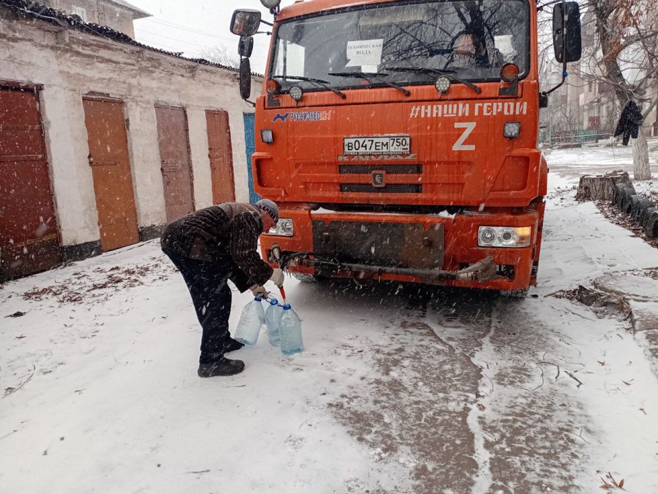 Сегодня, 26 декабря, в Кировском внутригородском районе, согласно поступившим заявкам, был организован подвоз воды для жителей домов, в которые в установленный графиком день не поступила вода Сегодня, 26 декабря, в Кировском внутригородском районе, согласно поступившим заявкам, был организован подвоз воды для жителей домов, в которые в установленный графиком день не поступила вода