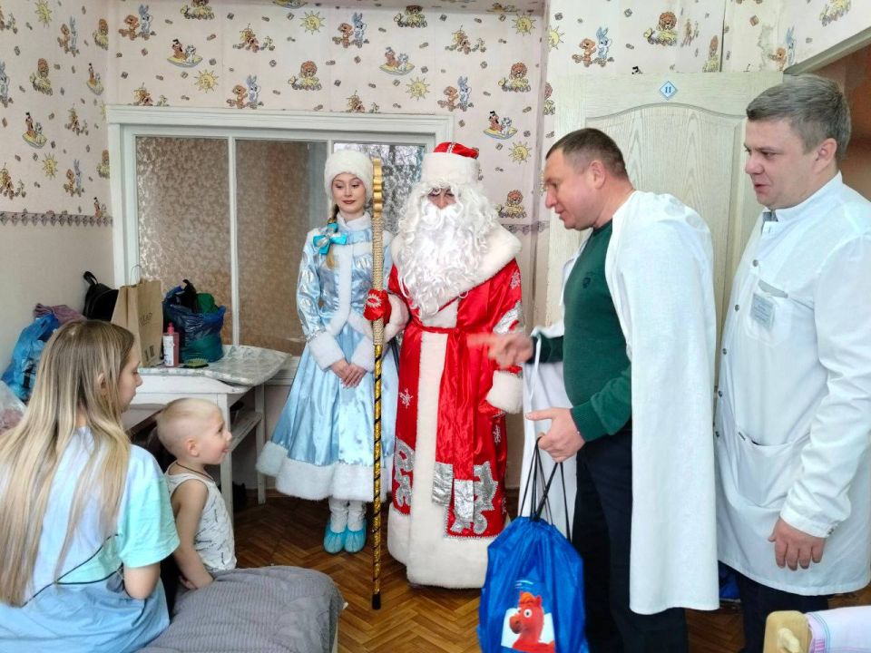 Волшебная терапия. Глава муниципалитета, секретарь местного отделения партии "Единая Россия" Сергей Ермаков и главный врач ГБУ ДНР "ЦГБ г. Снежное" Алексей Качура при содействии Донецкого регионального отделения молодежной... Волшебная терапия. Глава муниципалитета, секретарь местного отделения партии "Единая Россия" Сергей Ермаков и главный врач ГБУ ДНР "ЦГБ г. Снежное" Алексей Качура при содействии Донецкого регионального отделения молодежной...
