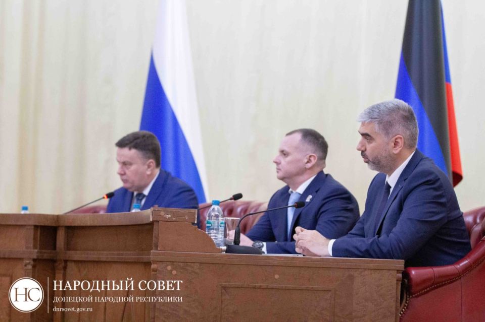 Фоторепортаж: Пленарное заседание Народного Совета ДНР Фоторепортаж: Пленарное заседание Народного Совета ДНР
