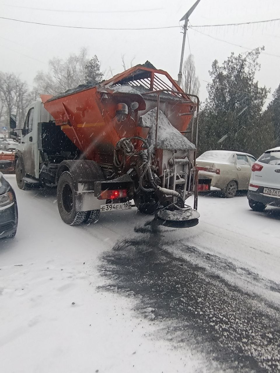 На территории городского округа Торез ведутся работы по посыпке автомобильных дорог