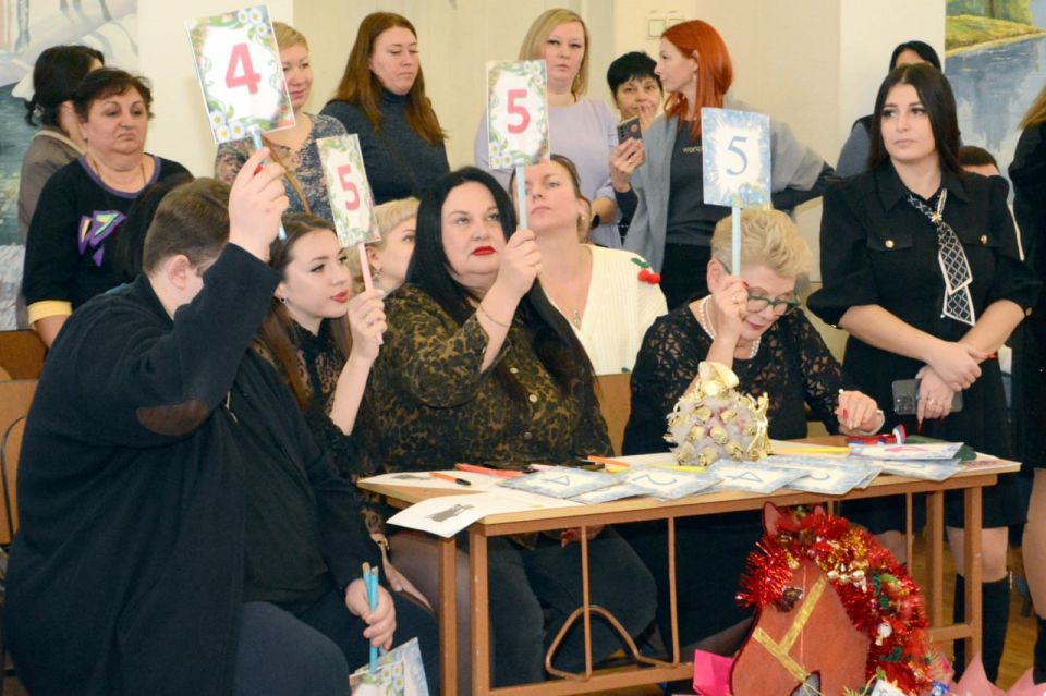 Алексей Дорофеев: Знаете, иногда новогоднее настроение ищешь повсюду, а находишь его там, где совсем не ждал - в школьном актовом зале Алексей Дорофеев: Знаете, иногда новогоднее настроение ищешь повсюду, а находишь его там, где совсем не ждал - в школьном актовом зале