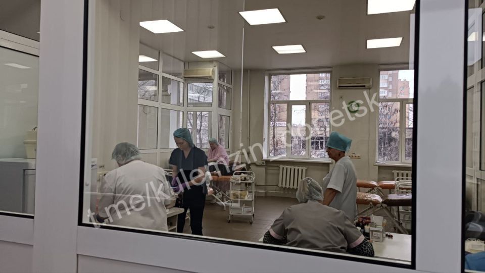 Алексей Кулемзин: В рамках партийного проекта «Здоровое будущее» Донецкие активисты партии «Единая Россия» присоединились к акции «Сдай кровь - спаси жизнь» Алексей Кулемзин: В рамках партийного проекта «Здоровое будущее» Донецкие активисты партии «Единая Россия» присоединились к акции «Сдай кровь - спаси жизнь»