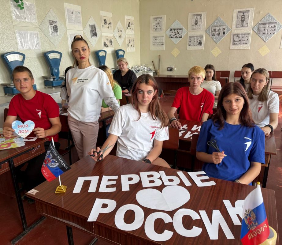День принятия Федеральных конституционных законов о государственных символах Российской Федерации День принятия Федеральных конституционных законов о государственных символах Российской Федерации