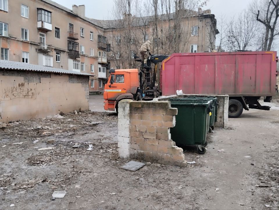Сегодня, 19 декабря с целью приведения территории в надлежащее санитарное состояние выполнены работы по вывозу крупногабаритных накоплений мусора на контейнерных площадках по адресам: ул. 4й участок, д. 13; ул. Ленина, д.... Сегодня, 19 декабря с целью приведения территории в надлежащее санитарное состояние выполнены работы по вывозу крупногабаритных накоплений мусора на контейнерных площадках по адресам: ул. 4й участок, д. 13; ул. Ленина, д....