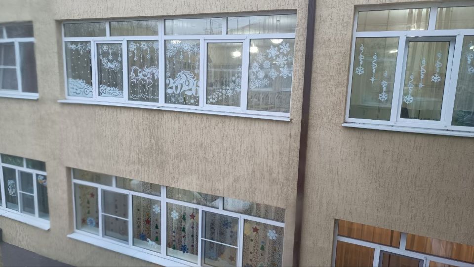 Ждановка встречает Новый год: городские окна засияли праздничными узорами! Ждановка встречает Новый год: городские окна засияли праздничными узорами!