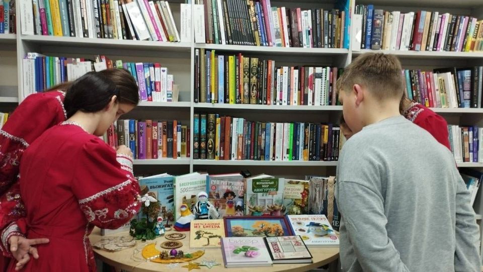 Библиотеки округа приглашают в мир выставок новогодних чудес Библиотеки округа приглашают в мир выставок новогодних чудес
