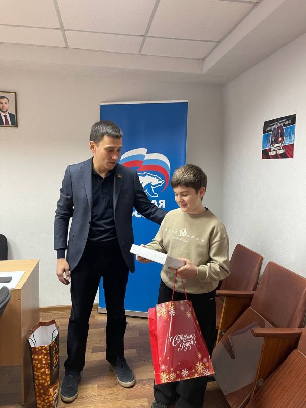 Денис Машков: Сегодня, в городе Горловка, я имел честь встретиться с замечательным школьником Тимофеем и поздравить его с наступающим Новым годом! Денис Машков: Сегодня, в городе Горловка, я имел честь встретиться с замечательным школьником Тимофеем и поздравить его с наступающим Новым годом!